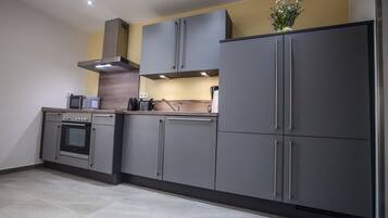 Apartment (Phoencia, Lahnstraße 52) | Private kitchen | Fridge, oven, stovetop, coffee/tea maker