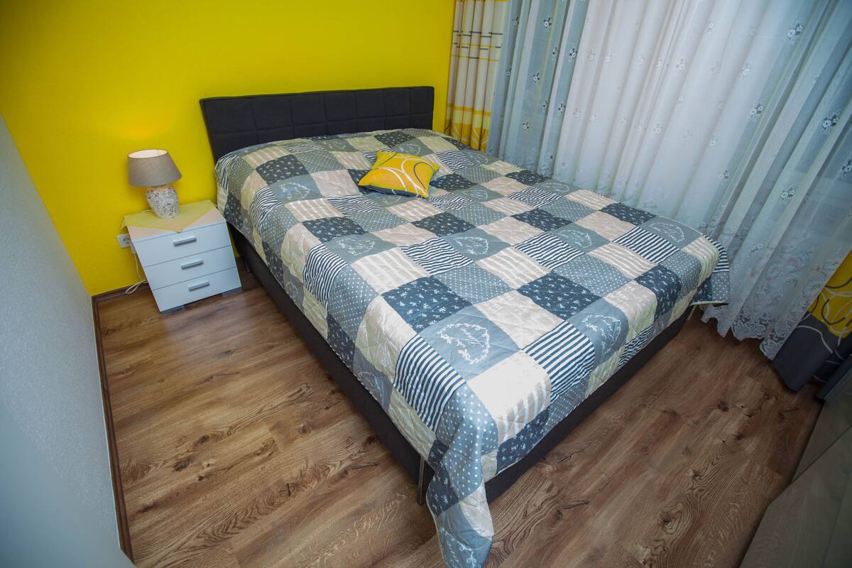Apartment (Phoencia, Lahnstraße 52) | Soundproofing, iron/ironing board, WiFi (free), bed sheets