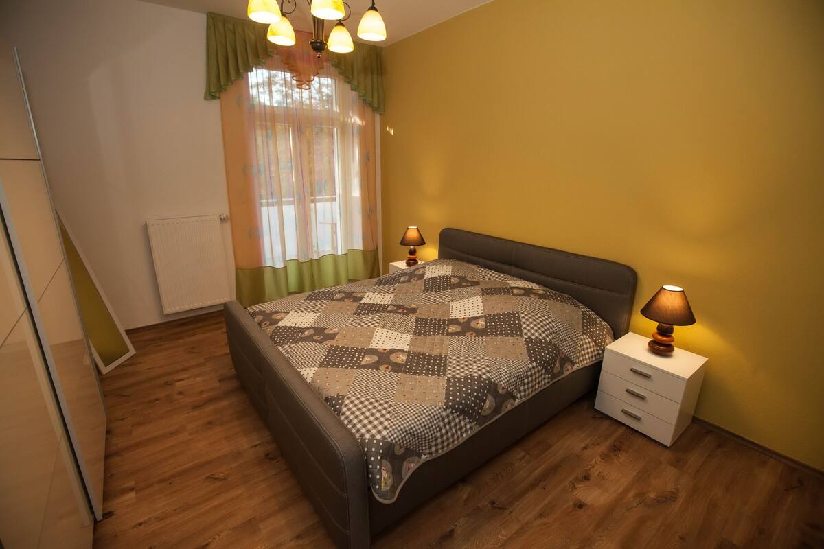 Apartment (Emma, Lahnstraße 52) | Soundproofing, iron/ironing board, WiFi (free), bed sheets