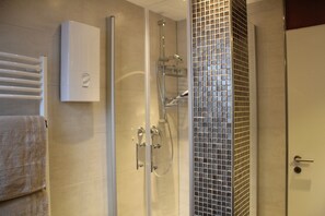 Apartment (Michellus, Römerstraße 26) | Bathroom shower - Palatium Bad Ems (Bad Ems)
