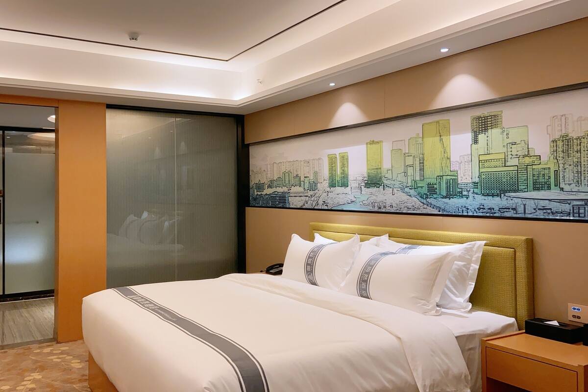 Deluxe Suite, Bathtub | Desk, blackout drapes, free WiFi, bed sheets