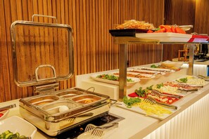 Café da manhã com buffet todos os dias mediante uma taxa