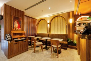 供應早餐、午餐、晚餐和早午餐
