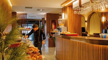 Café da manhã com buffet todos os dias mediante uma taxa