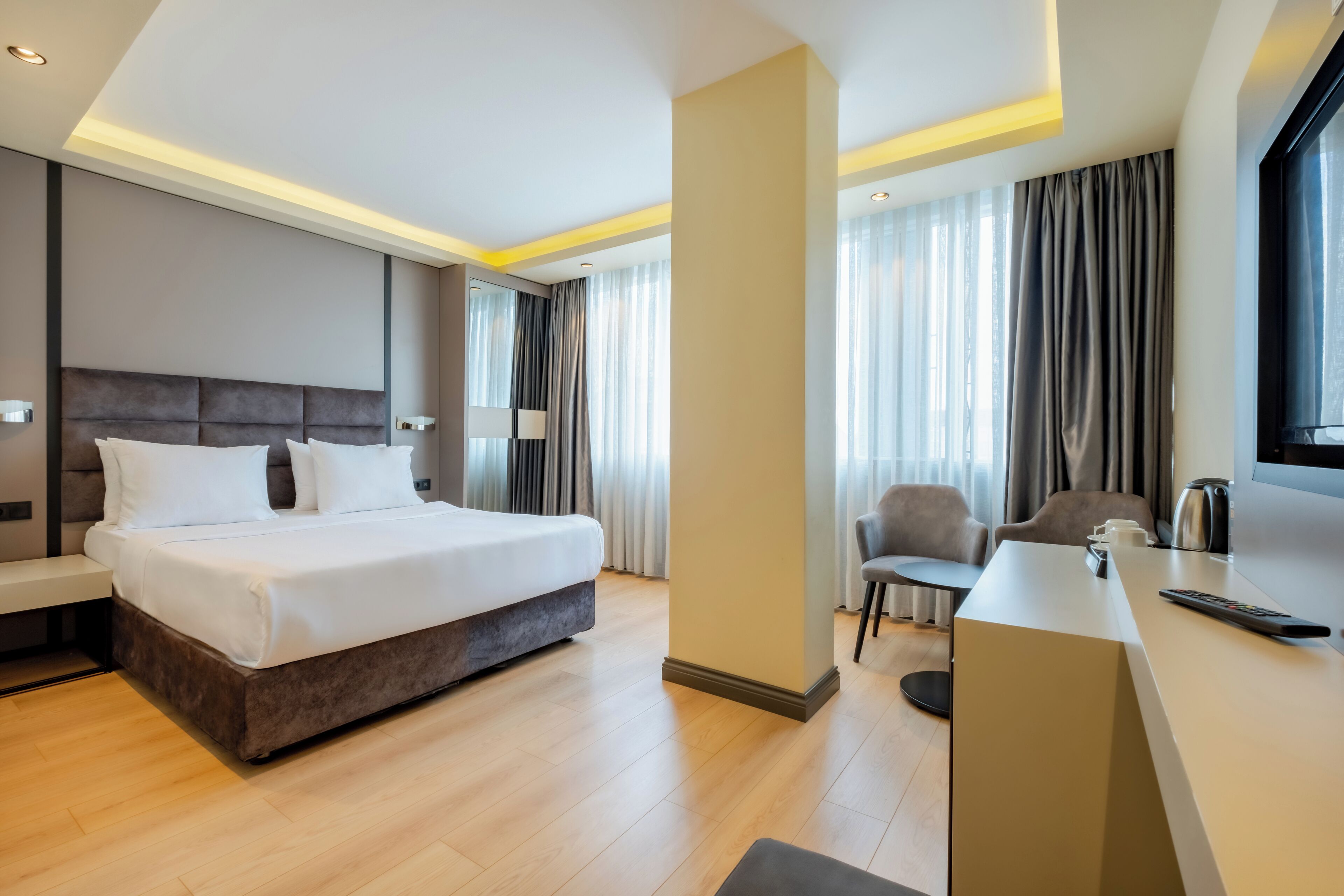 standard double room | 1 bedroom, premium bedding, laptop workspace, blackout curtains