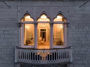 Fachada de la propiedad por la tarde o noche