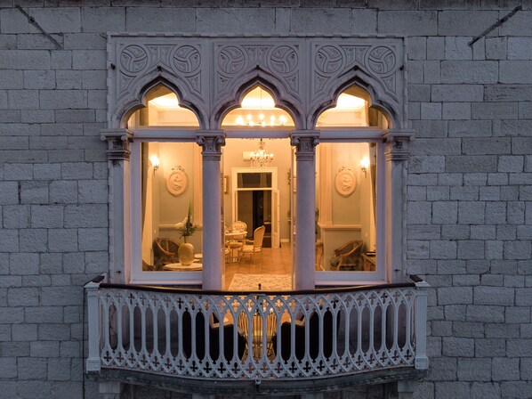 Front of property - evening/night - Demartini Palace (Pula)