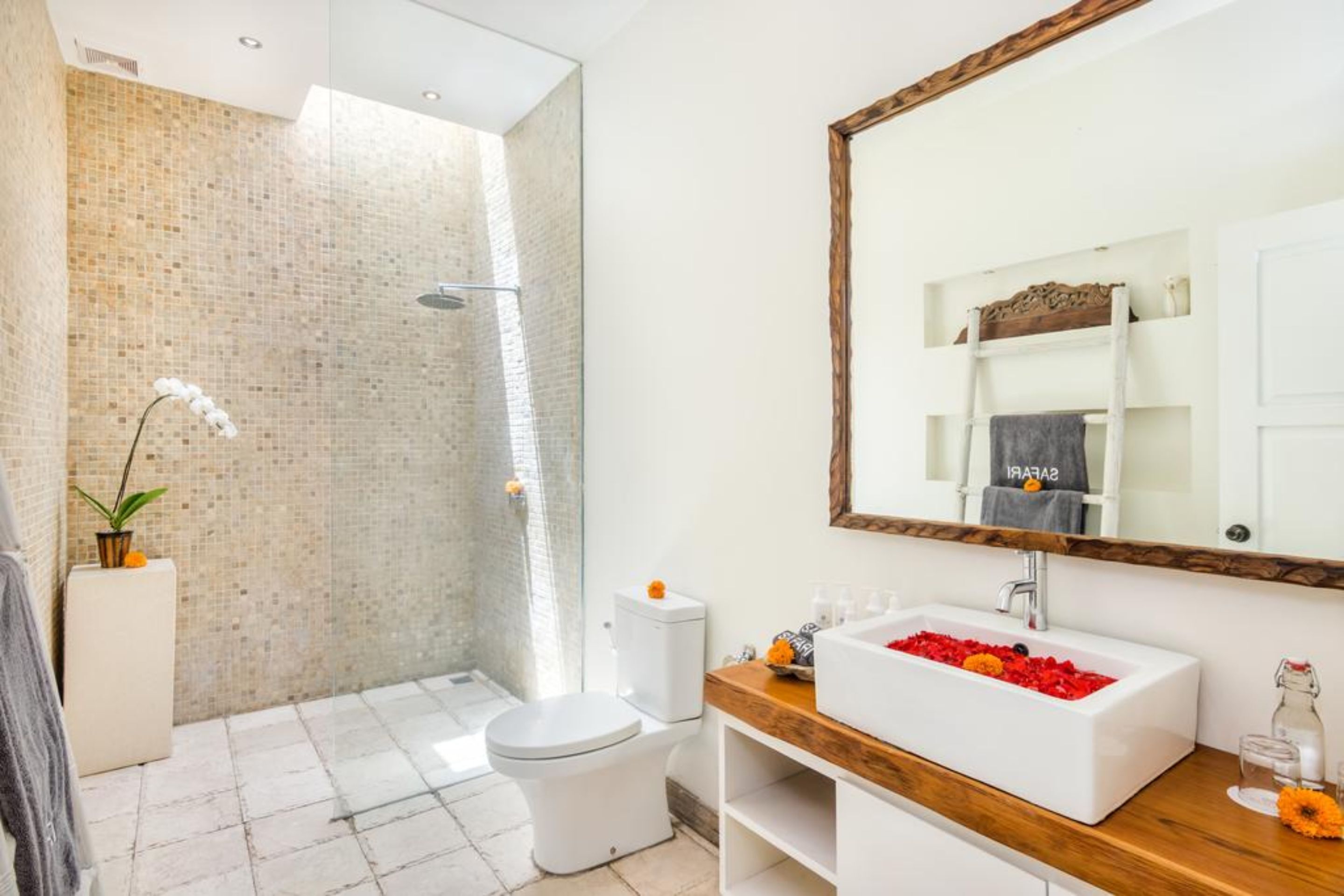 Vila superluxo, 2 quartos, piscina particular | Banheiro | Chuveiro, produtos de toalete grátis, secador de cabelo, chinelos