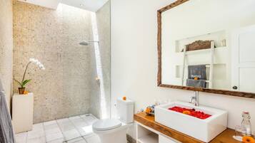 Vila superluxo, 2 quartos, piscina particular | Banheiro | Chuveiro, produtos de toalete grátis, secador de cabelo, chinelos