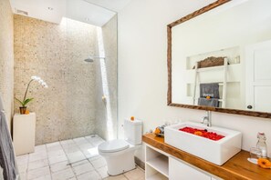 Luxury Villa, 2 Bedrooms, Private Pool | Bathroom | Shower, free toiletries, hair dryer, slippers - Villa Safari (Seminyak)