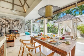 Villa de lujo, 2 habitaciones, piscina privada | Comedor