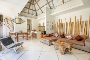 Vila superluxo, 2 quartos, piscina particular | Área de estar | TV de tela plana