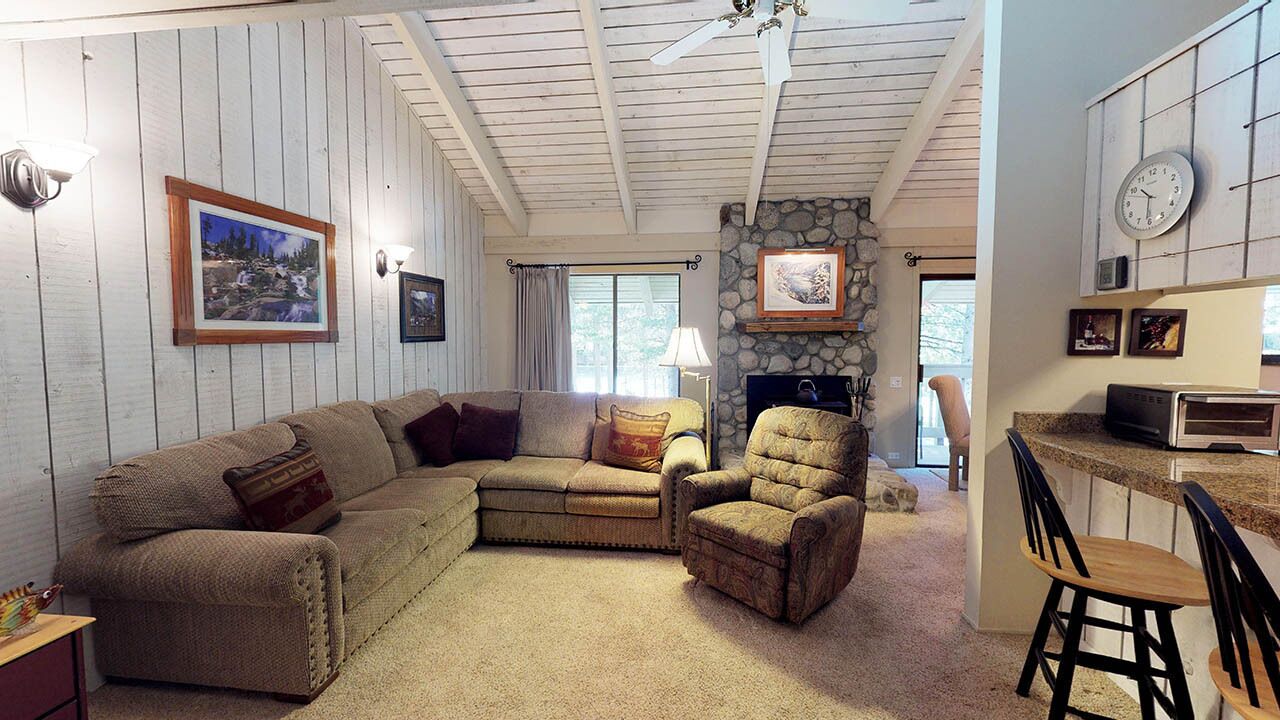 Mammoth Mountain Condo, sleeps 6, centrally located in Mammoth Lakes. 