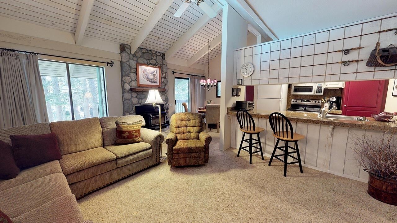 Mammoth Mountain Condo, sleeps 6, centrally located in Mammoth Lakes. 