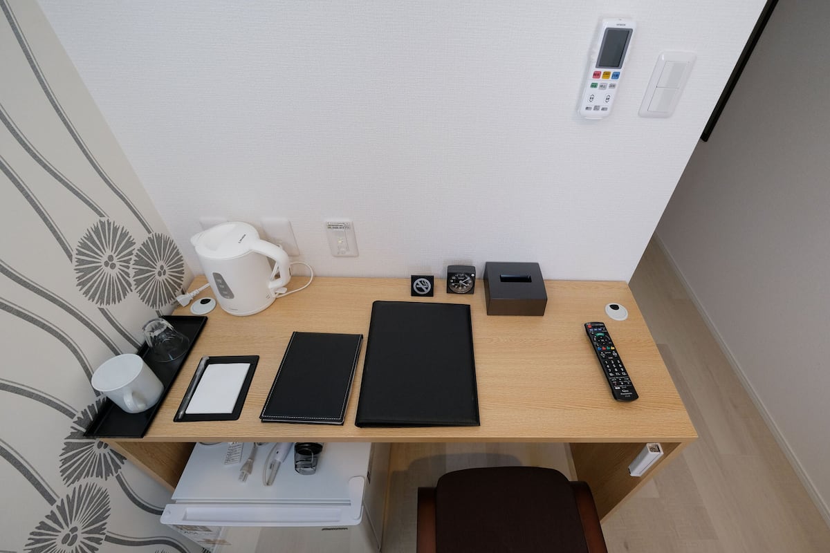 standard single room | desk, laptop workspace, soundproofing, free wifi