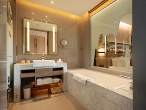 Deluxe tweepersoonskamer | Badkamer | Een aparte badkuip en douche, een hydromassagedouche, een haardroger