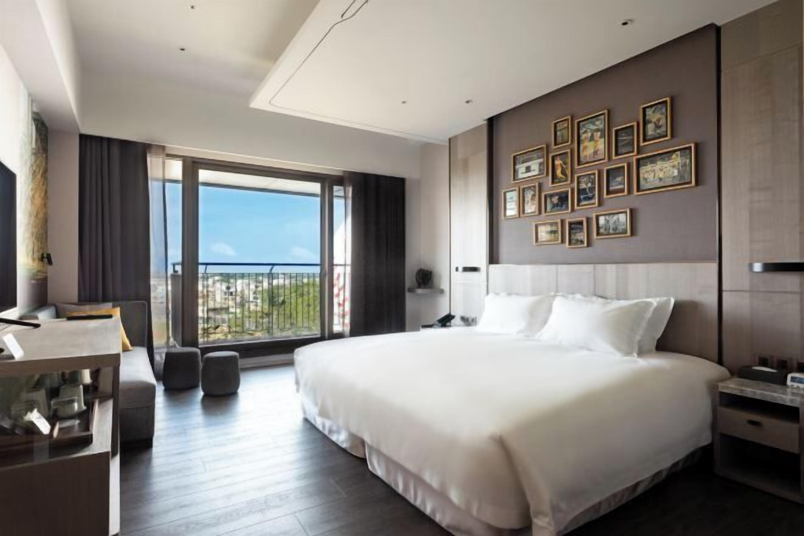 Hypo-allergenic bedding, down comforters, free minibar, in-room safe