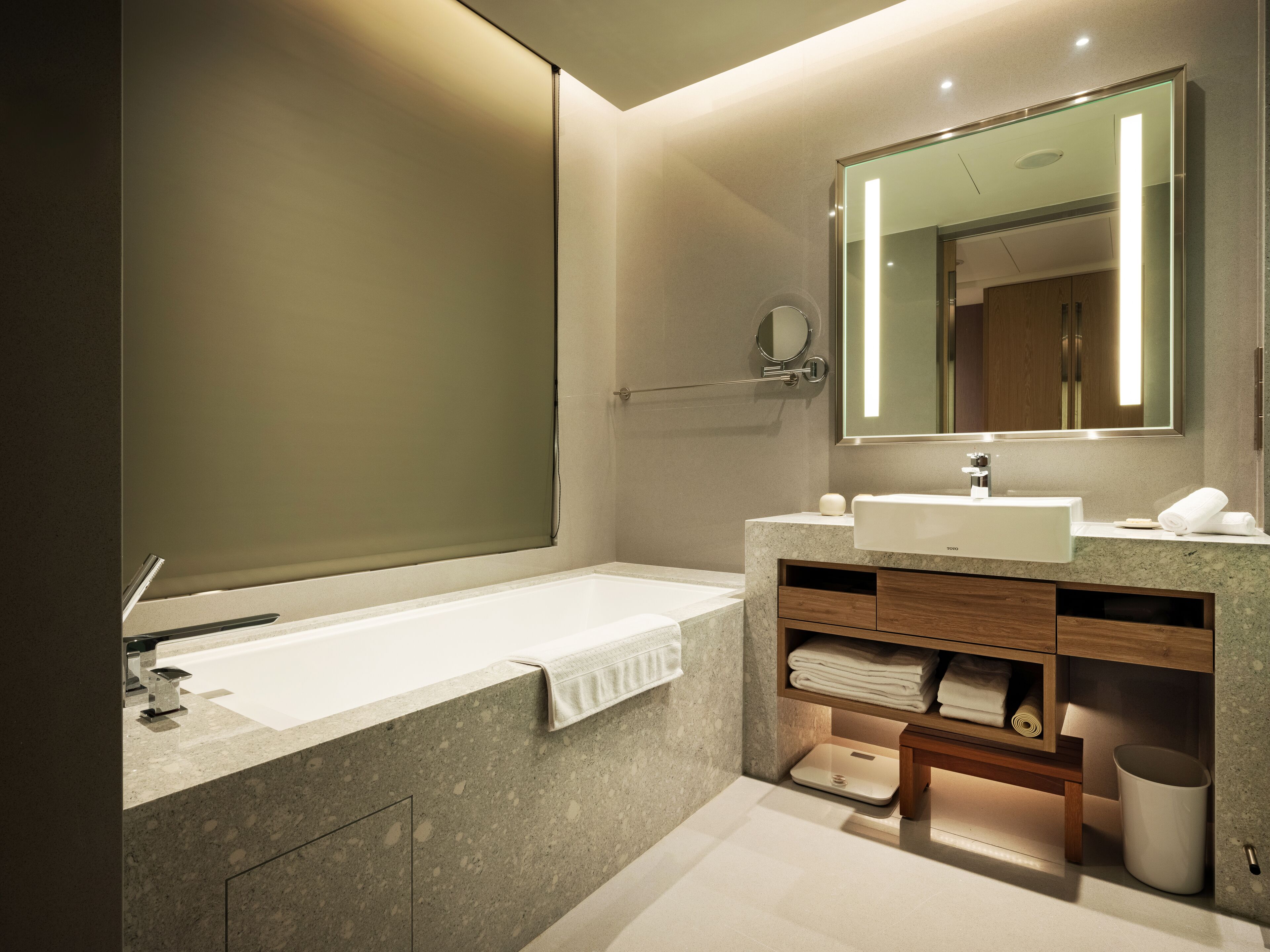 separate bathtub and shower, hydromassage showerhead, hair dryer