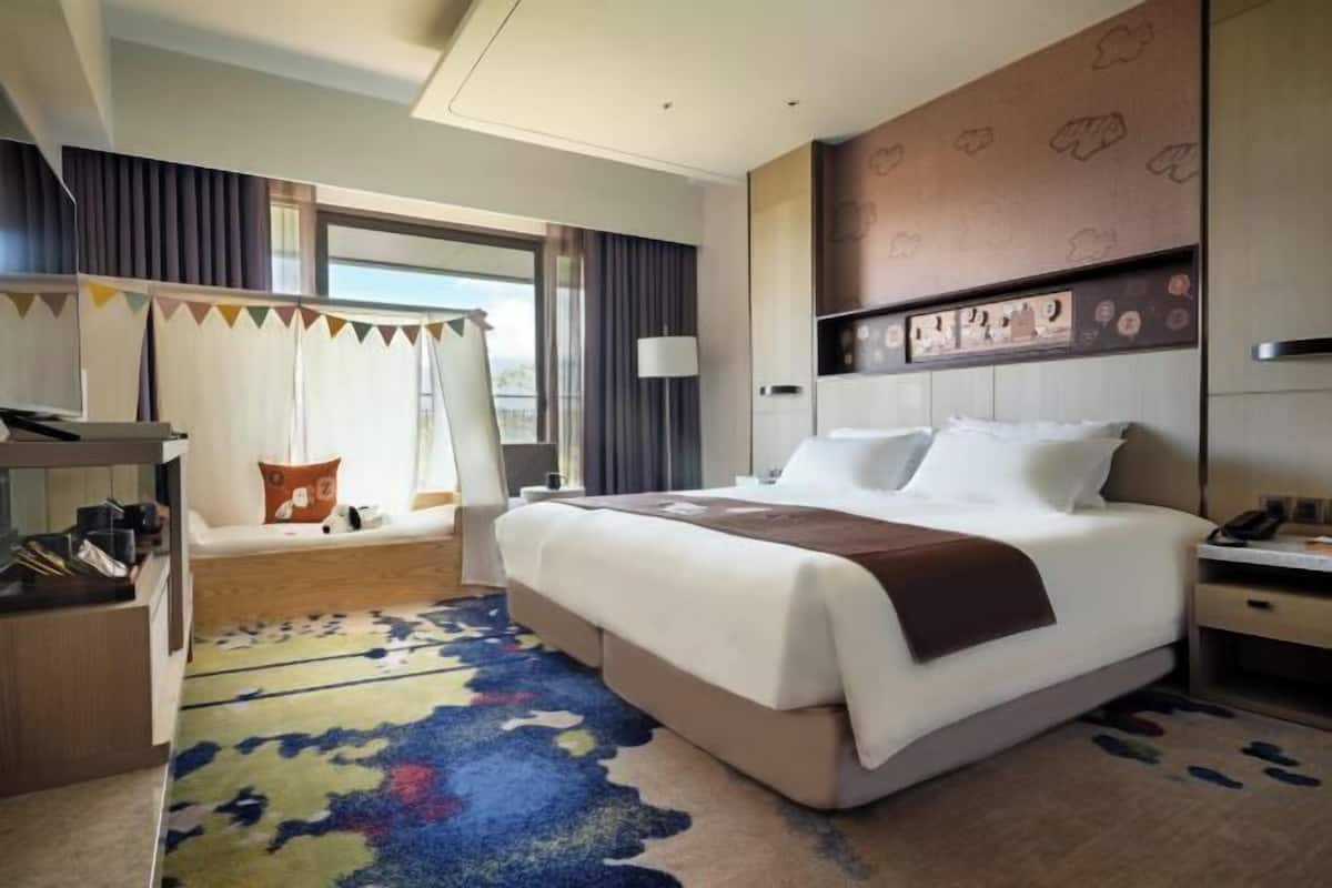 Hypo-allergenic bedding, down comforters, free minibar, in-room safe