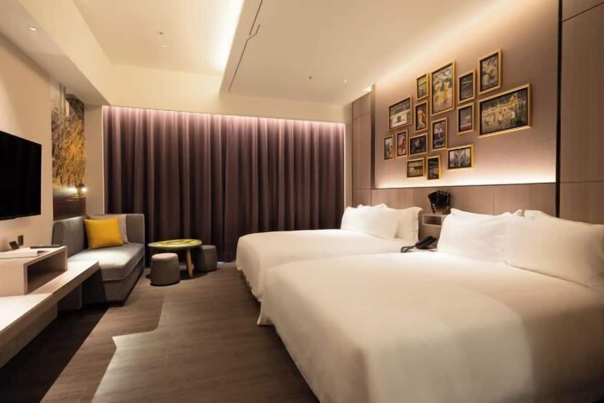 Hypo-allergenic bedding, down comforters, free minibar, in-room safe