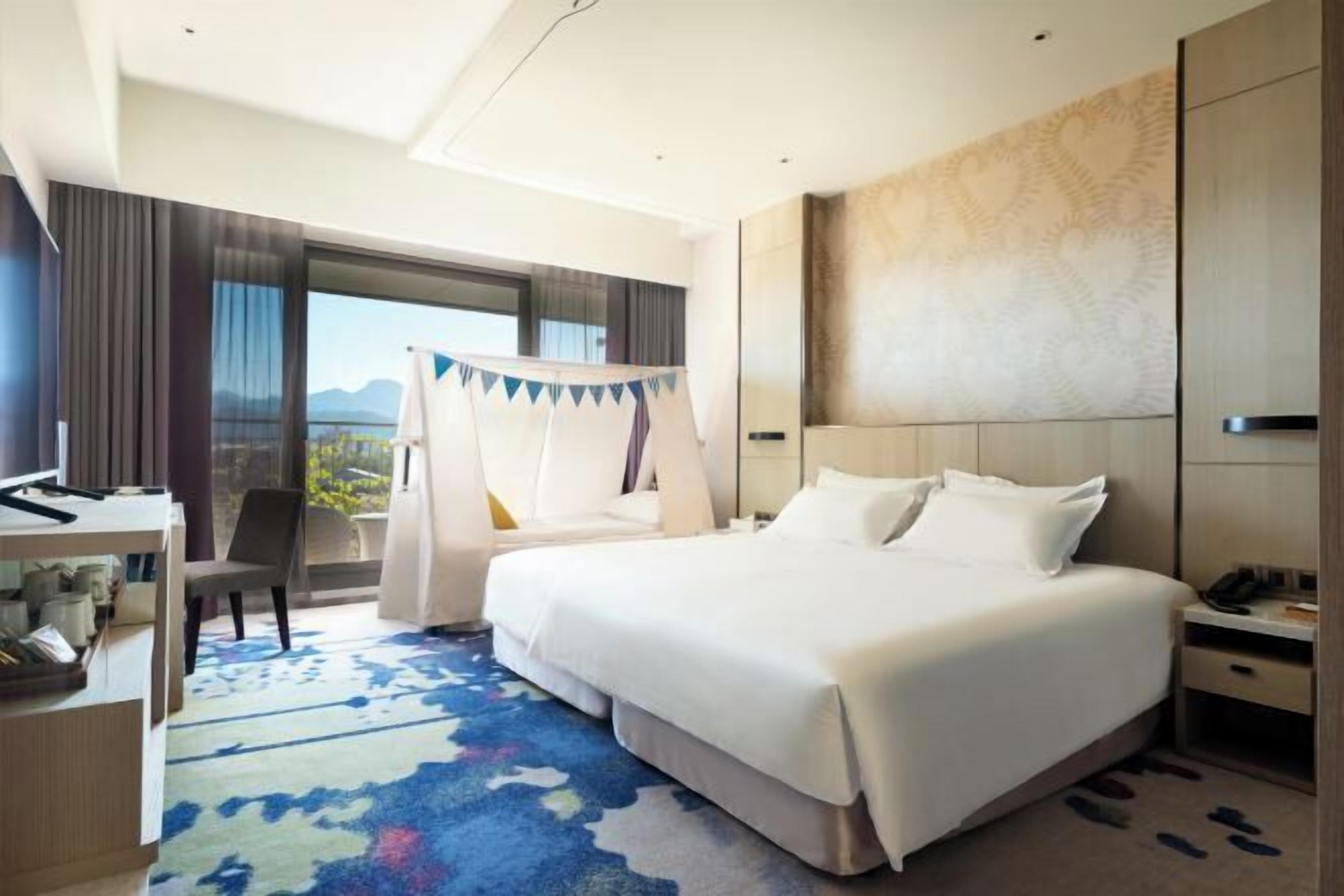 Hypo-allergenic bedding, down comforters, free minibar, in-room safe