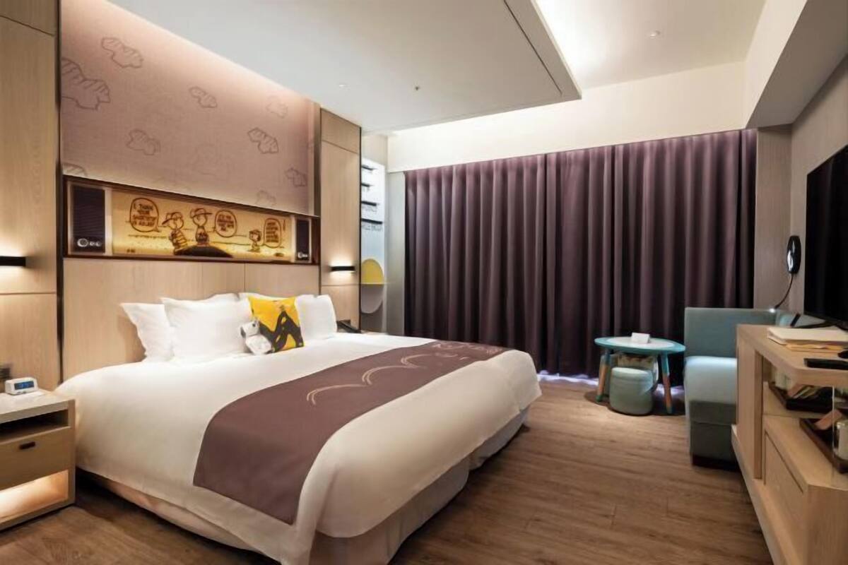 Hypo-allergenic bedding, down comforters, free minibar, in-room safe