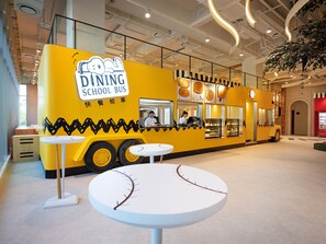 Här finns 3 restauranger som serverar frukost, lunch och middag 