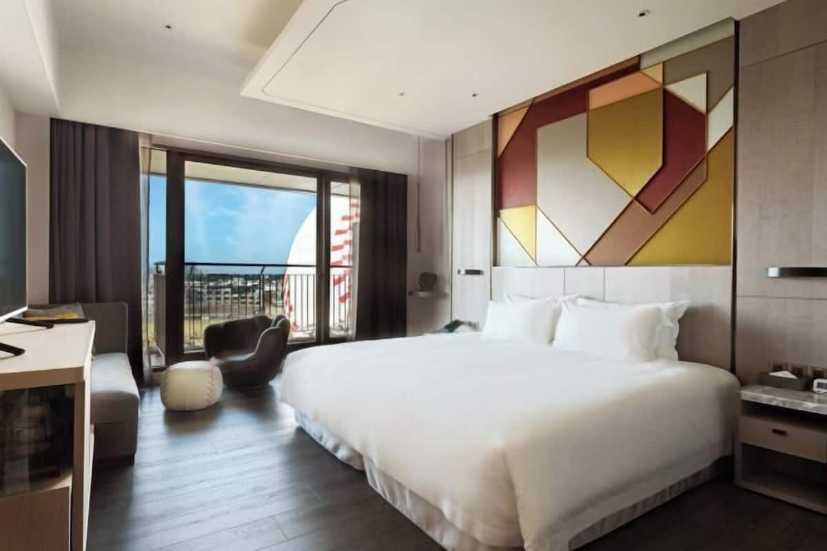 Hypo-allergenic bedding, down comforters, free minibar, in-room safe