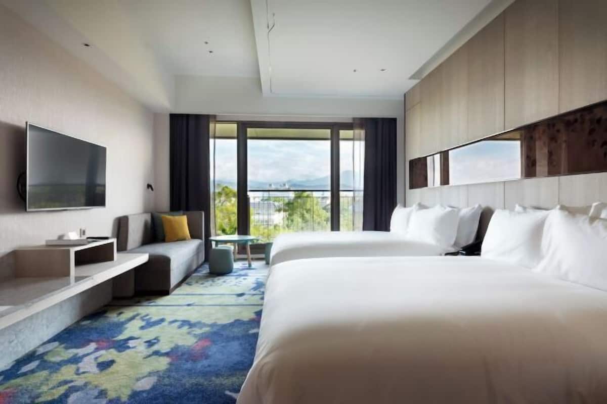 Hypo-allergenic bedding, down comforters, free minibar, in-room safe