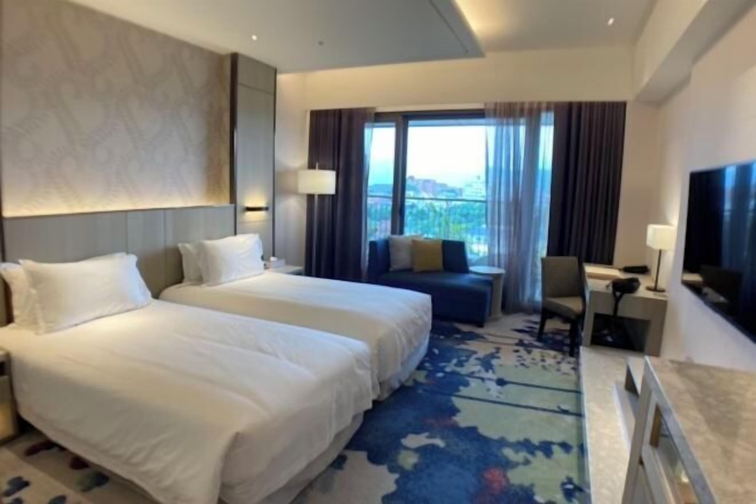 Hypo-allergenic bedding, down comforters, free minibar, in-room safe