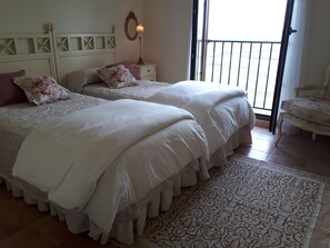 2 chambres, fer et planche à repasser, Wi-Fi, draps fournis