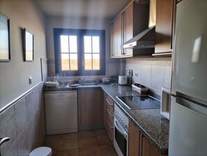 Réfrigérateur, four à micro-ondes, un four, surface de cuisson