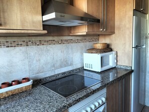 ثلاجة، ميكروويف، فرن، موقد طهي مسطح