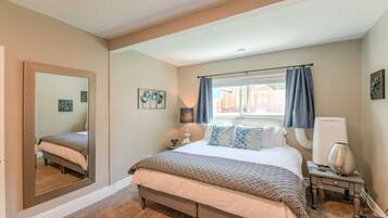 Rumah (2 Bedrooms) | 2 kamar tidur, setrika/meja setrika, dan seprai linen