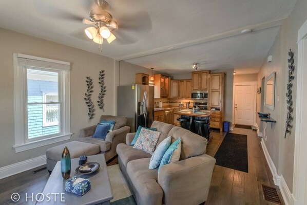 House (2 Bedrooms) | Living room