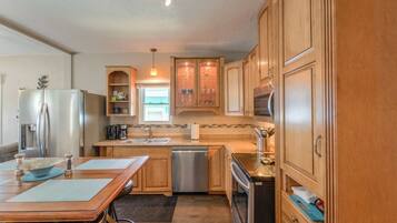 Rumah (2 Bedrooms) | Dapur pribadi | Oven, kompor, mesin pencuci piring, dan peralatan masak/sendok-piring