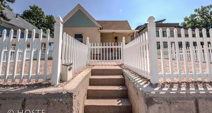 2BR Downtown Adventure Pikes Peak Views AC!