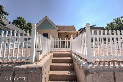 2BR Downtown Adventure Pikes Peak Views AC!