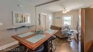 Nhà (2 Bedrooms) | 2 phòng ngủ, bàn ủi/dụng cụ ủi quần áo, bộ trải giường 