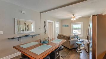 Rumah (2 Bedrooms) | 2 kamar tidur, setrika/meja setrika, dan seprai linen