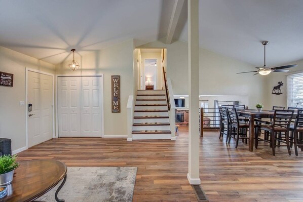 Maison (4 Bedrooms) | Salle de séjour | TV connectée, cheminée