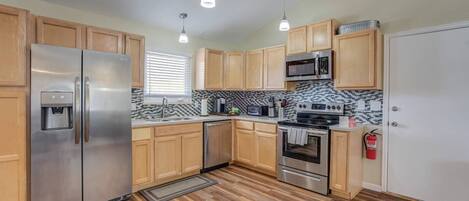 House (4 Bedrooms) | Private kitchen | Full-size fridge, oven, toaster, freezer