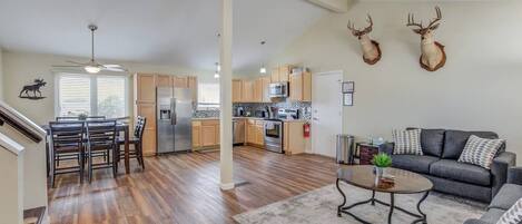 House (4 Bedrooms) | Living room | Smart TV, fireplace