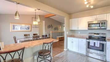 Maison (3 Bedrooms) | Cuisine privée | Grand réfrigérateur, four, cafetière/bouilloire, grille-pain