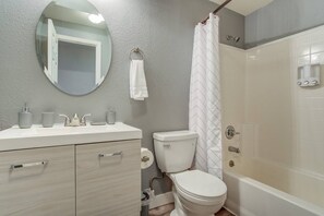 Villa (4 Bedrooms) | Bathroom | Bathtub, shampoo