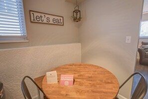Private kitchen - Westside Value Parks & Trails Close to it all (Colorado Springs)