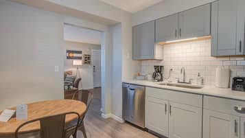 Appartement (2 Bedrooms) | Privékeuken | Een oven, een waterkoker