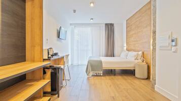 Tweepersoonskamer | Donsdekens, een bureau, gratis wifi, beddengoed