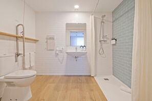 Double Room | Bathroom | Shower, hair dryer, towels, soap - Colectia Hotel Ondarreta (San Sebastián)