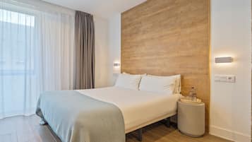 Habitació doble | Cobrellits, escriptori, wifi gratuïta i roba de llit